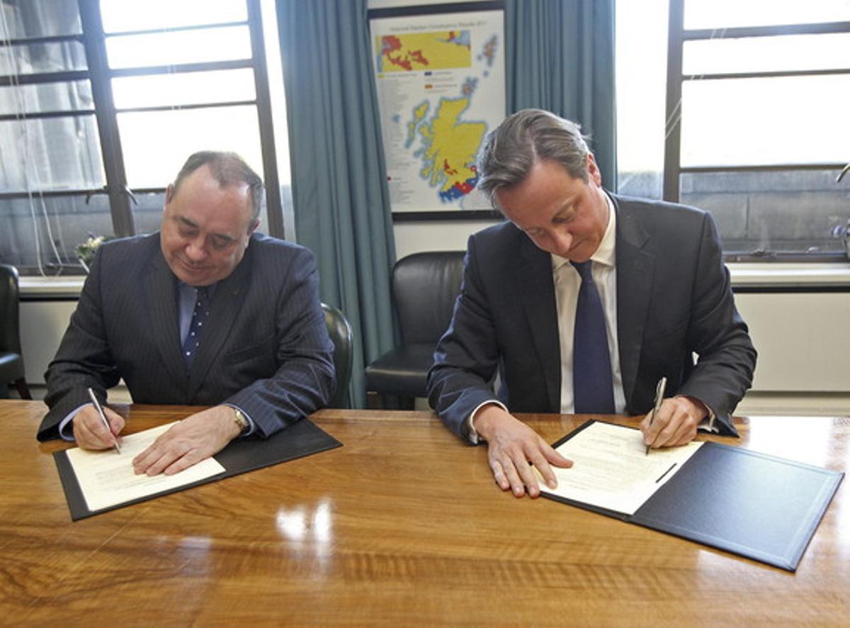El primer ministre britànic, David Cameron (dreta), i el nacionalista Alex Salmond firmen l’acord sobre el referèndum d’independència escocesa.