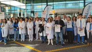 Médicos de toda Mallorca se concentran contra el nuevo estatuto laboral: "Nos negamos a ser los esclavos del siglo XXI"