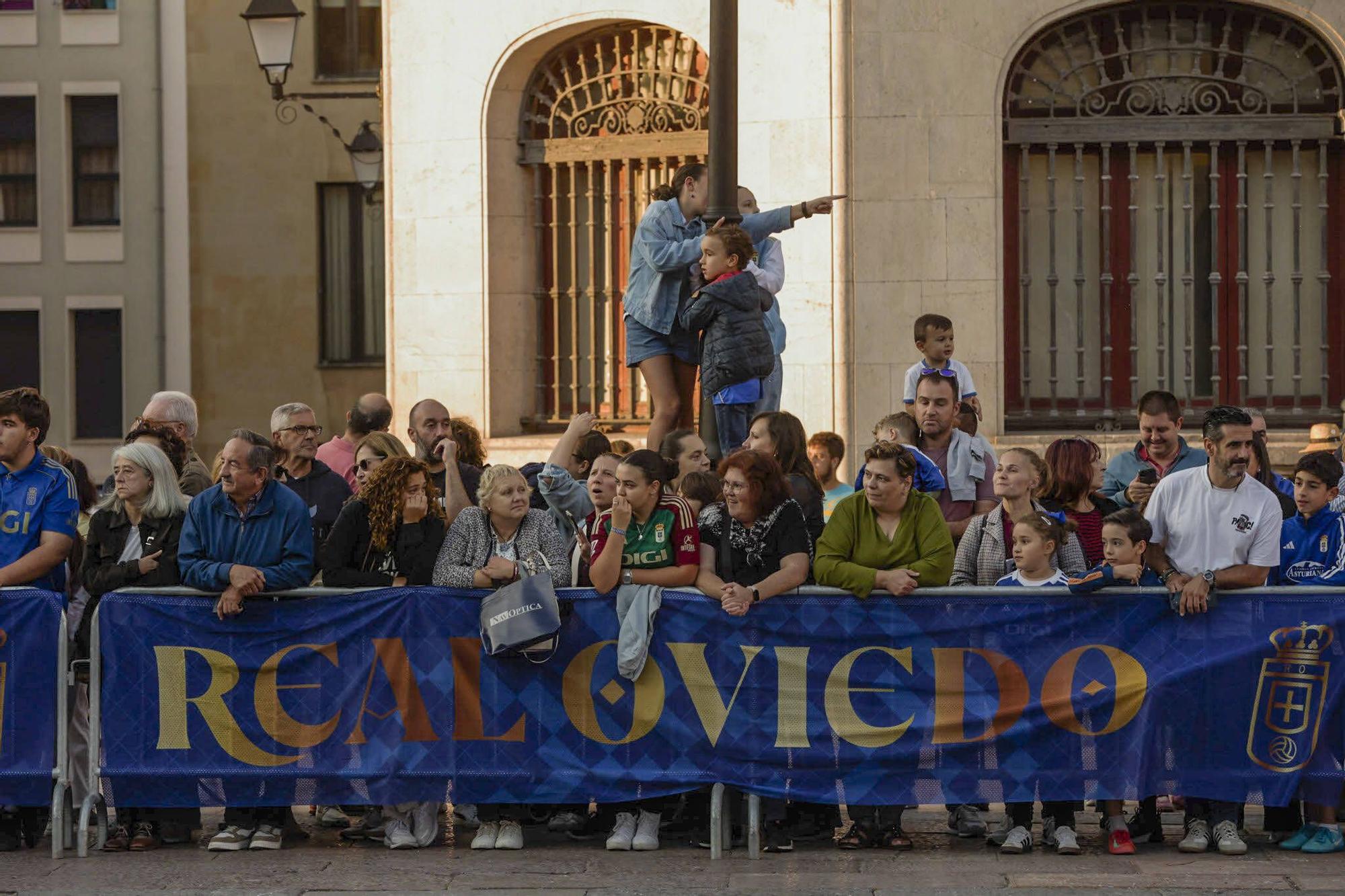 Locura azul en Oviedo: así fue la entrega de los nuevos coches a la plantilla en la plaza de la Catedral