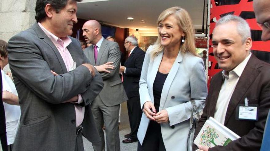 Javier Fernández, dialogando con Cristina Cifuentes y Rafael Simancas, ayer, en El Escorial. | módem press