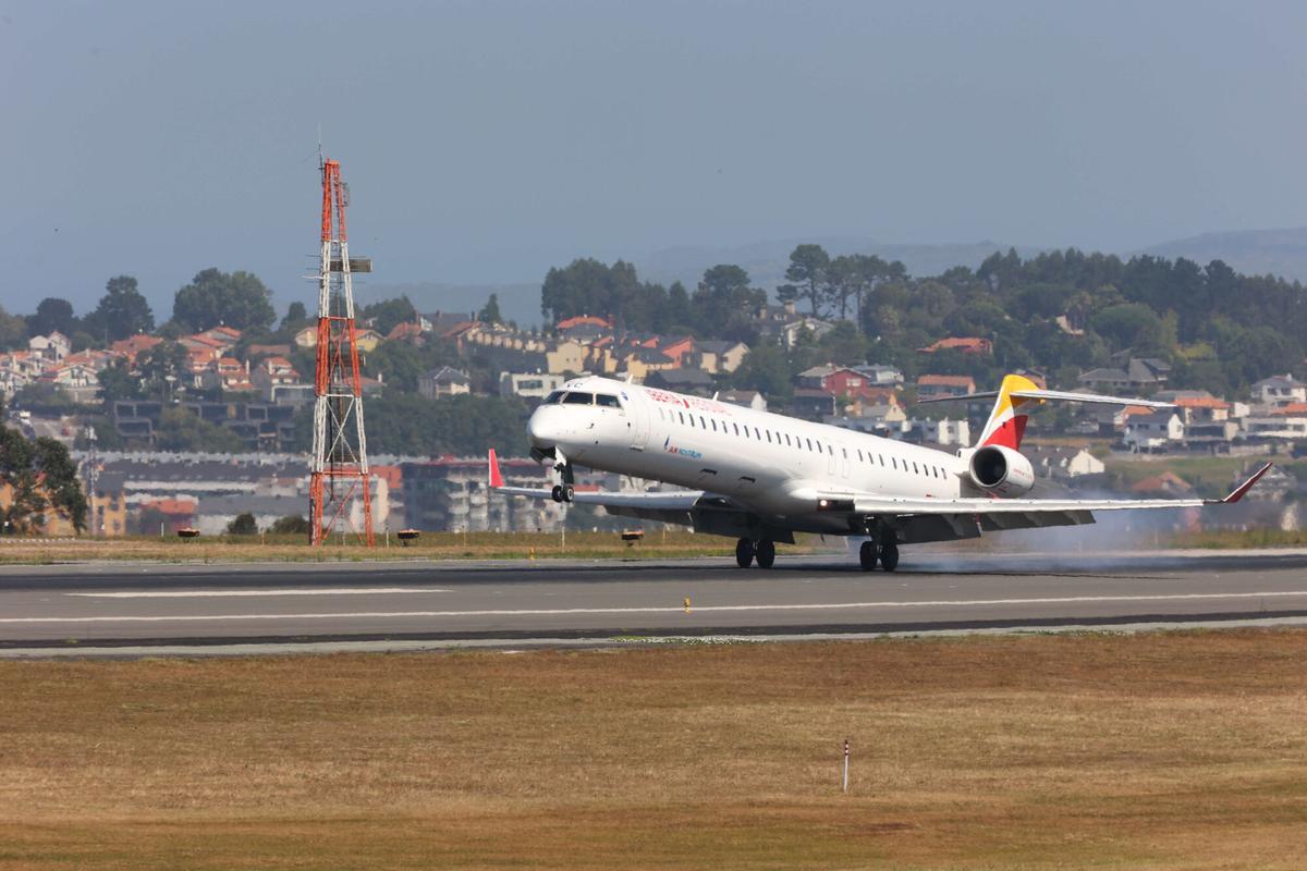 Un avión, aterrizando en Alvedro.