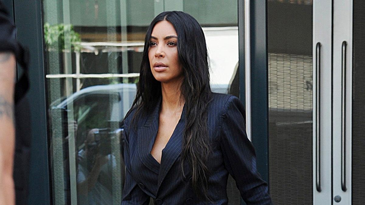 Kim Kardashian con traje de pantalón y chaqueta