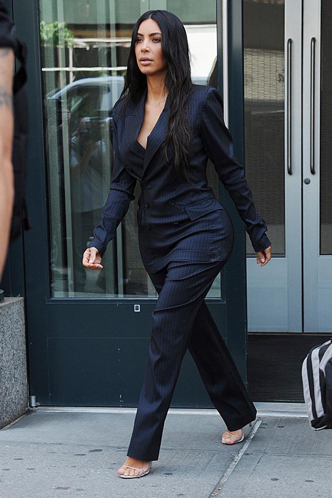 Kim Kardashian con traje de pantalón y chaqueta