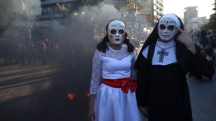 Los disfraces marcaron las protestas en Chile en el día de Halloween