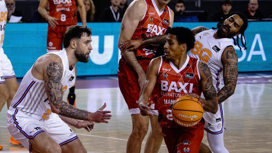 Eli Brooks, en primer terme, durant el partit de divendres contra el Girona