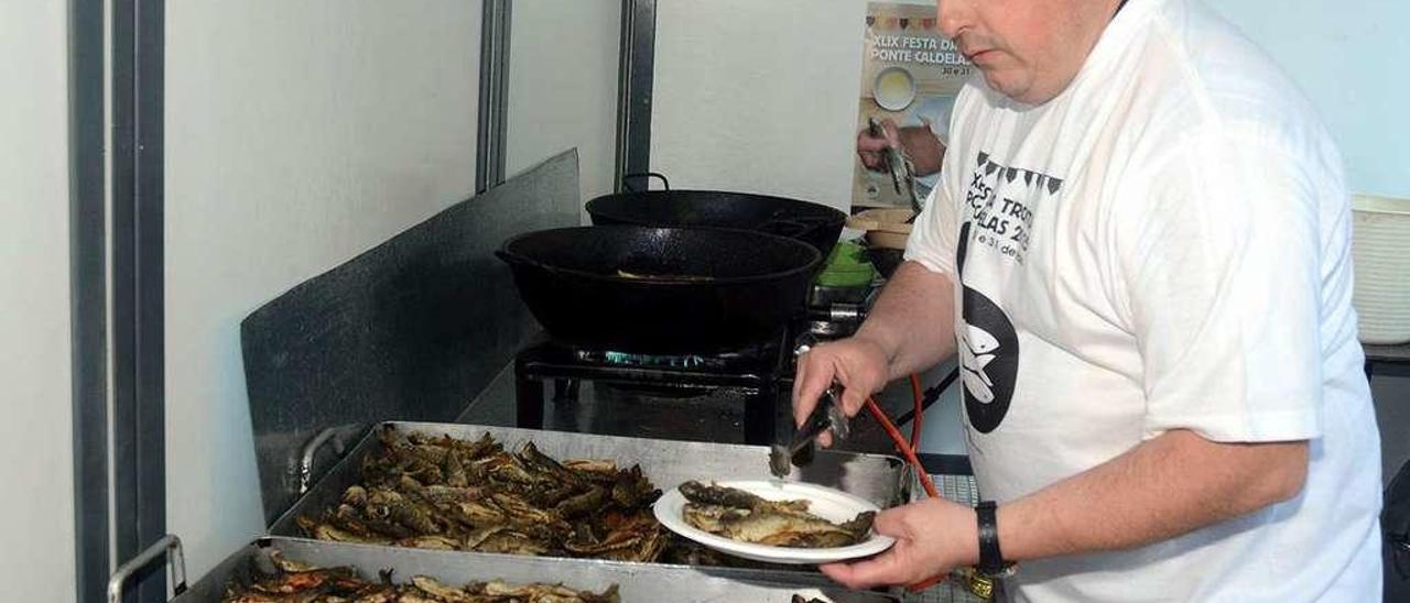 Preparando truchas en la fiesta de Ponte Caldelas. / Rafa Vázquez