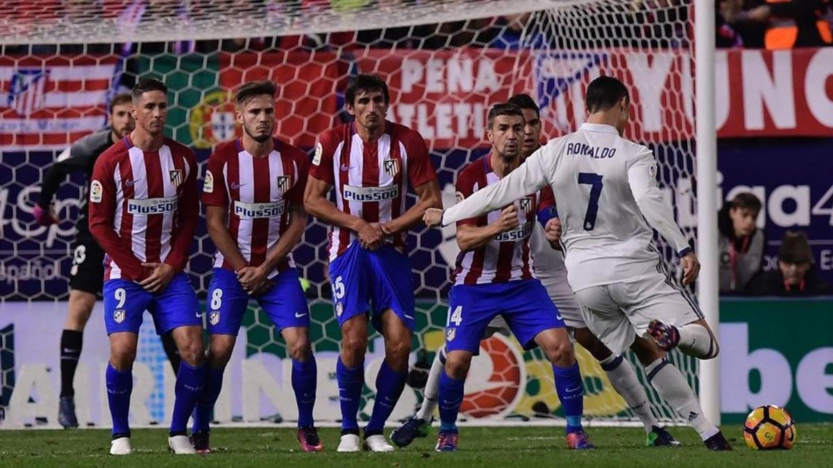 Cristiano Ronaldo lanza una falta sobre la barrera atlética.