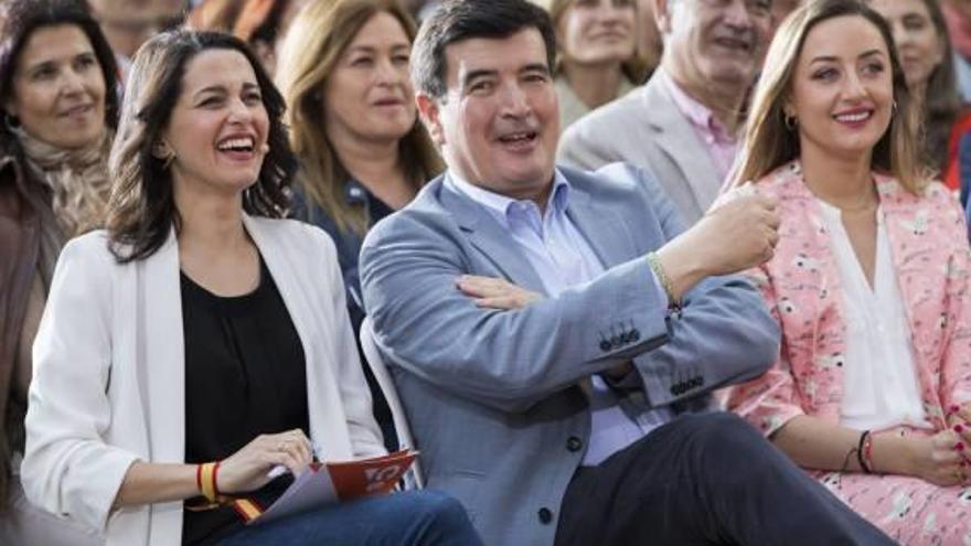 Fernando Giner, junto a Inés Arrimadas y Rocío Gil en València.