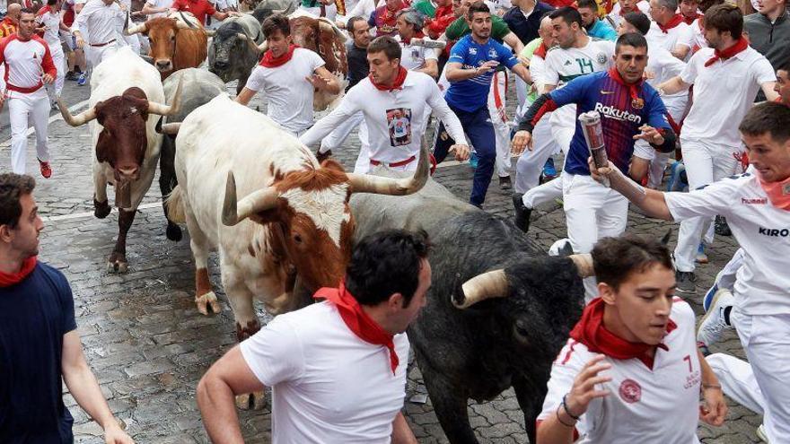 Los toros de José Escolar protagonizan un tercer encierro de San Fermín rápido y limpio