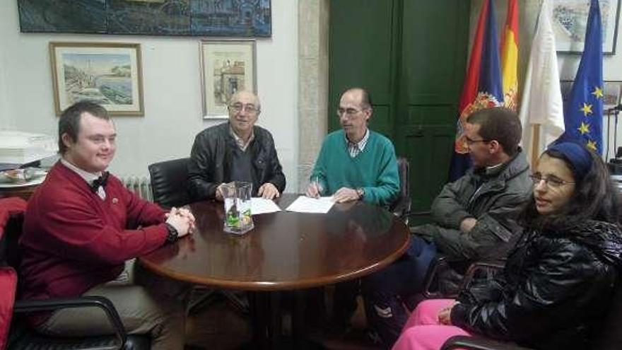 Santoro y Almuiña (centro), ayer, con usuarios del centro.  // FdV