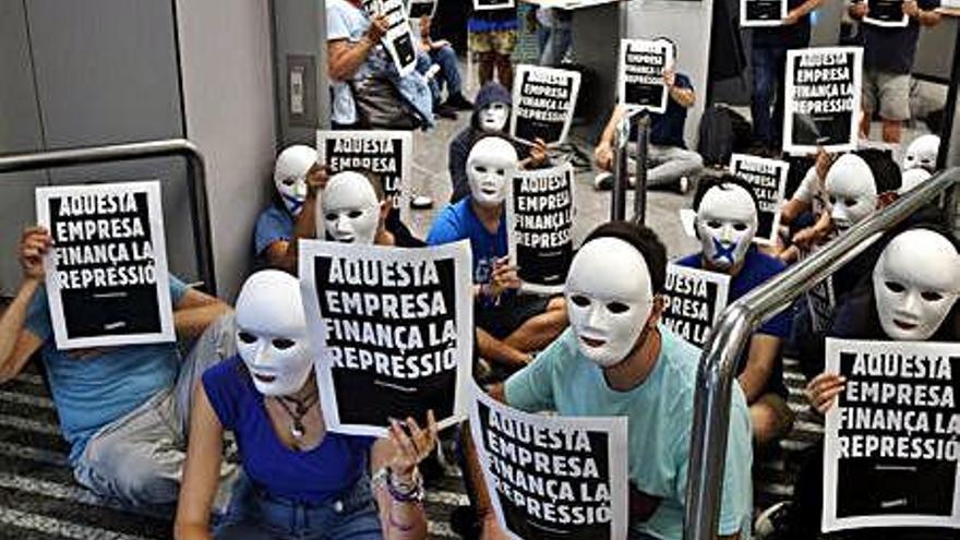 Activistes de Tsunami Democràtic a l&#039;oficina de CaixaBank del carrer de Buenos Aires de Barcelona