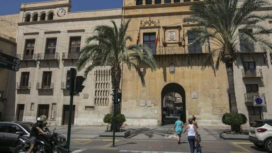 La fachada del Ayuntamiento de Elche.