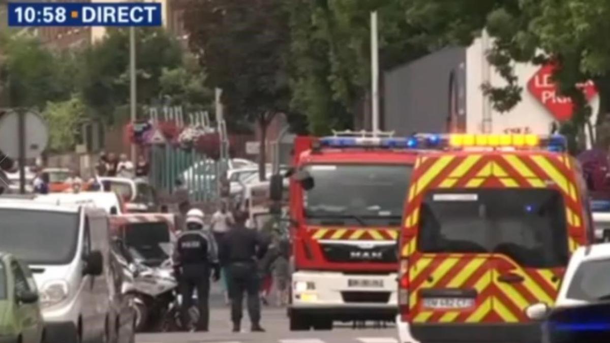 Policías y servicios de emergencias, en los alrededores de la iglesia de Saint-Etienne-du-Rouvray, en Normandía.