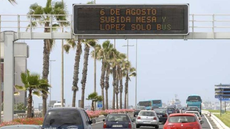 Los paneles de la avenida marítima llevan días anunciando el cierre de Mesa y López el próximo lunes. | andrés cruz