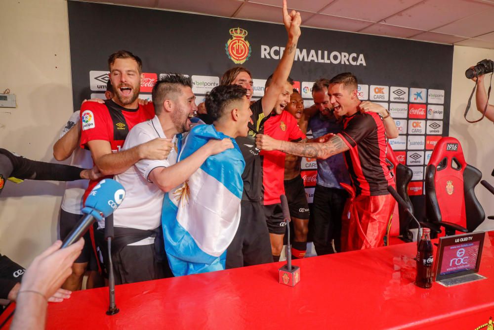 Las imágenes de la celebración del ascenso en el vestuario del Mallorca