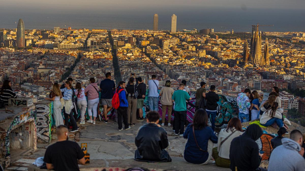 Último atardecer en los búnkers del Carmel de Barcelona: “Es culpa de los  turistas" - El Periódico