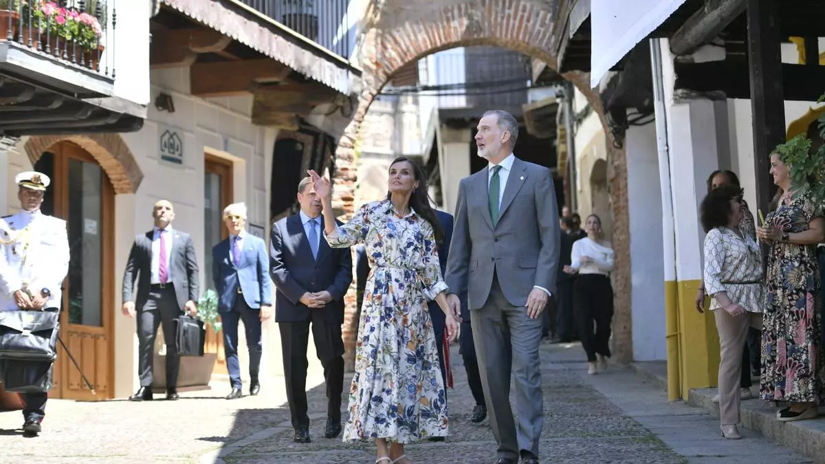 Los reyes pasan por la calle Sevilla y saludan a todos los exalcaldes de Guadalupe