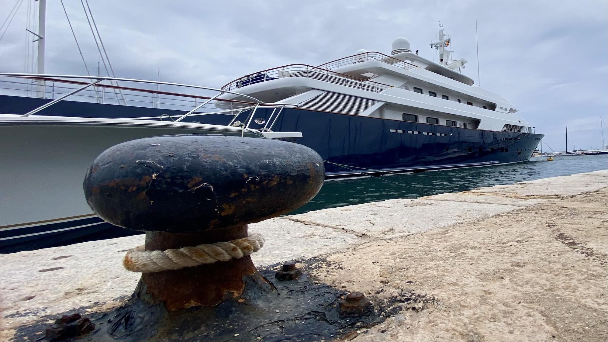 Zum Greifen nah: Die Megayacht "Limitless" in Palma de Mallorca