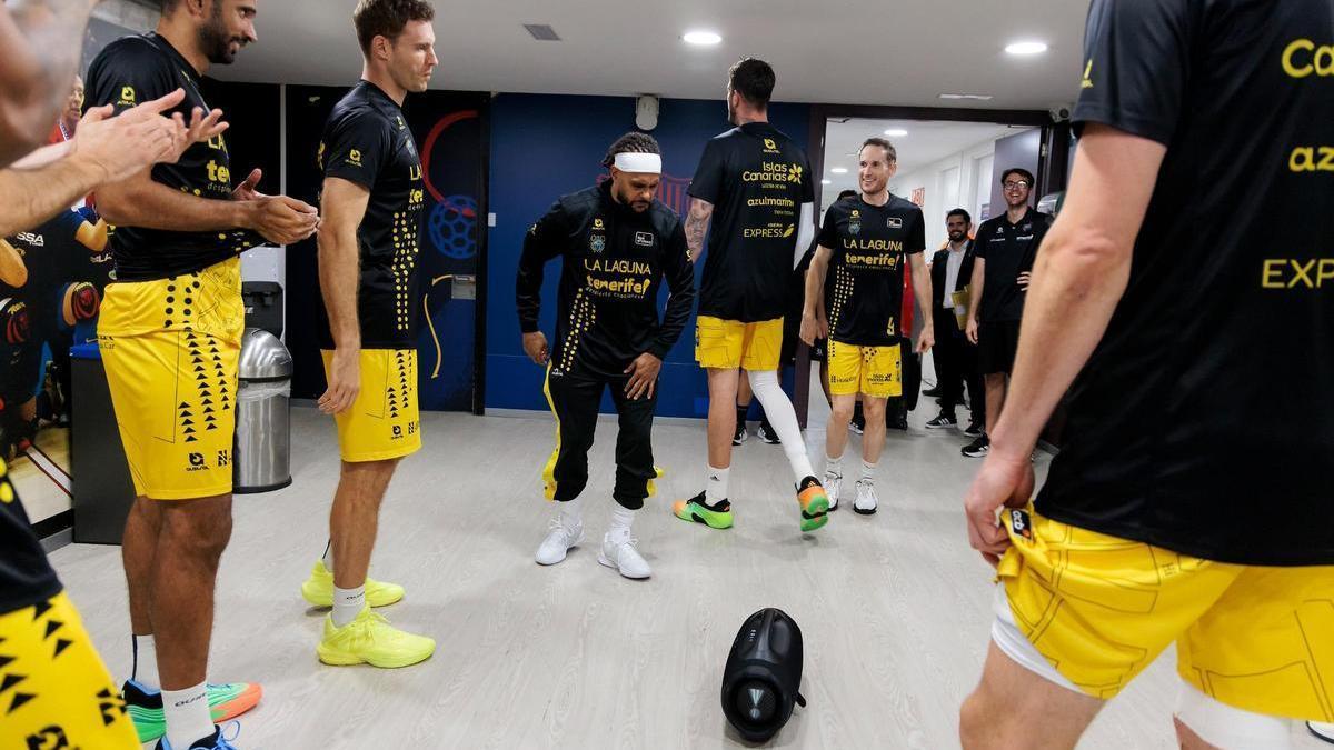 Patty Mills y su altavoz, en el corrillo previo a saltar a la cancha el jueves en el Palau.