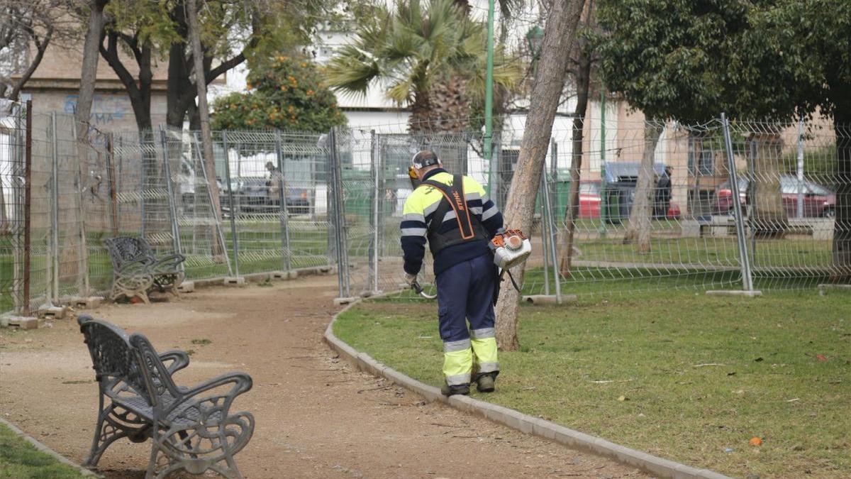 Operario en un parque de Córdoba.