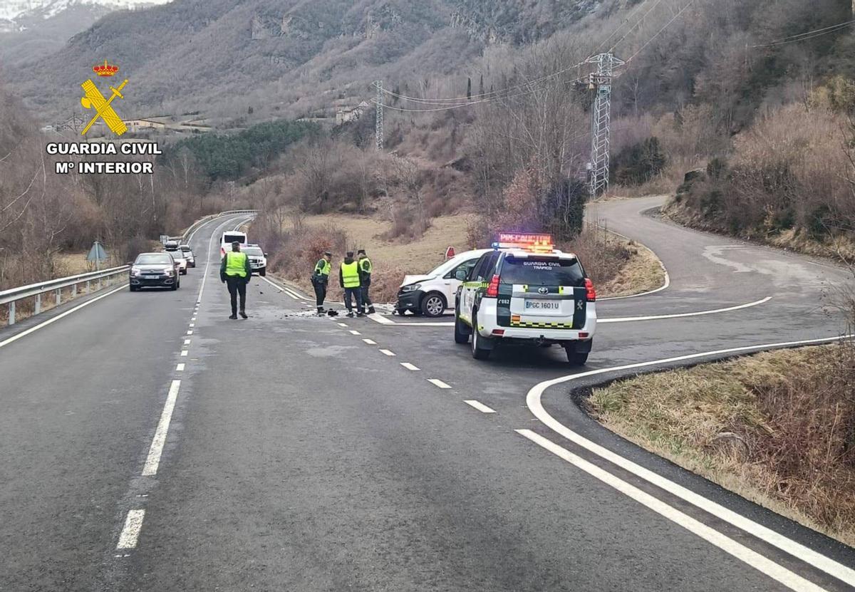 Accidente en Sahún, esta semana, en el que resultaron 13 personas heridas, entre ellas once menores.