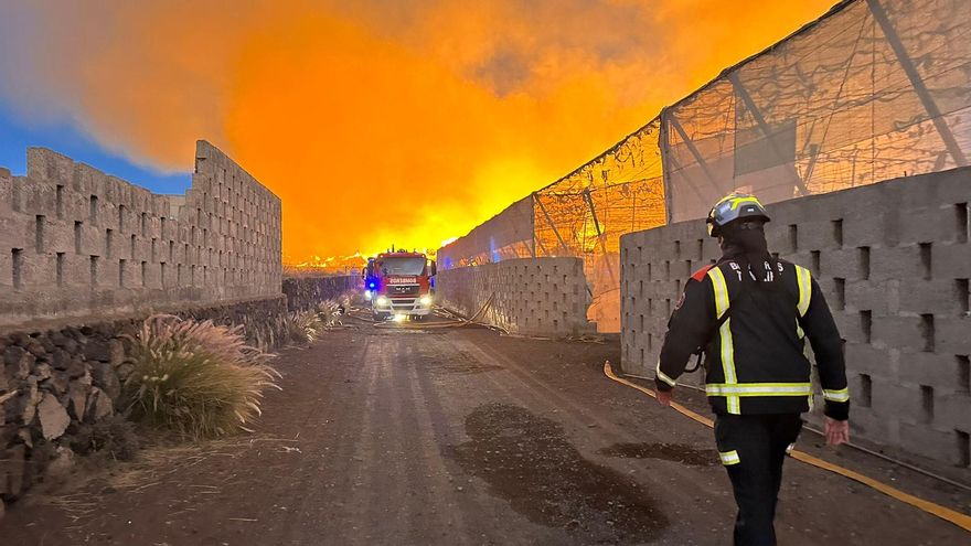 Tenerife firefighters discard toxic products in the fire at the Arona composting plant