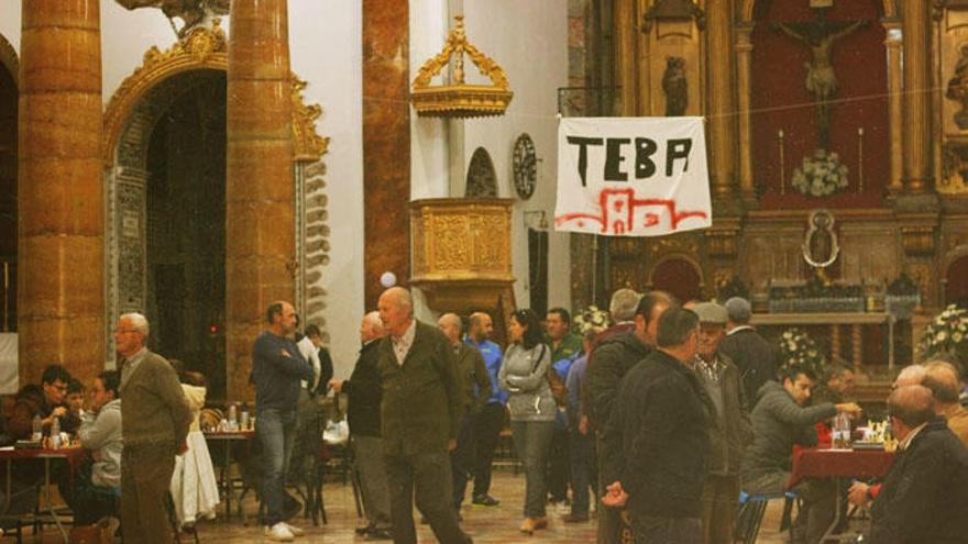 Vecinos encerrados este domingo en la iglesia de Teba.