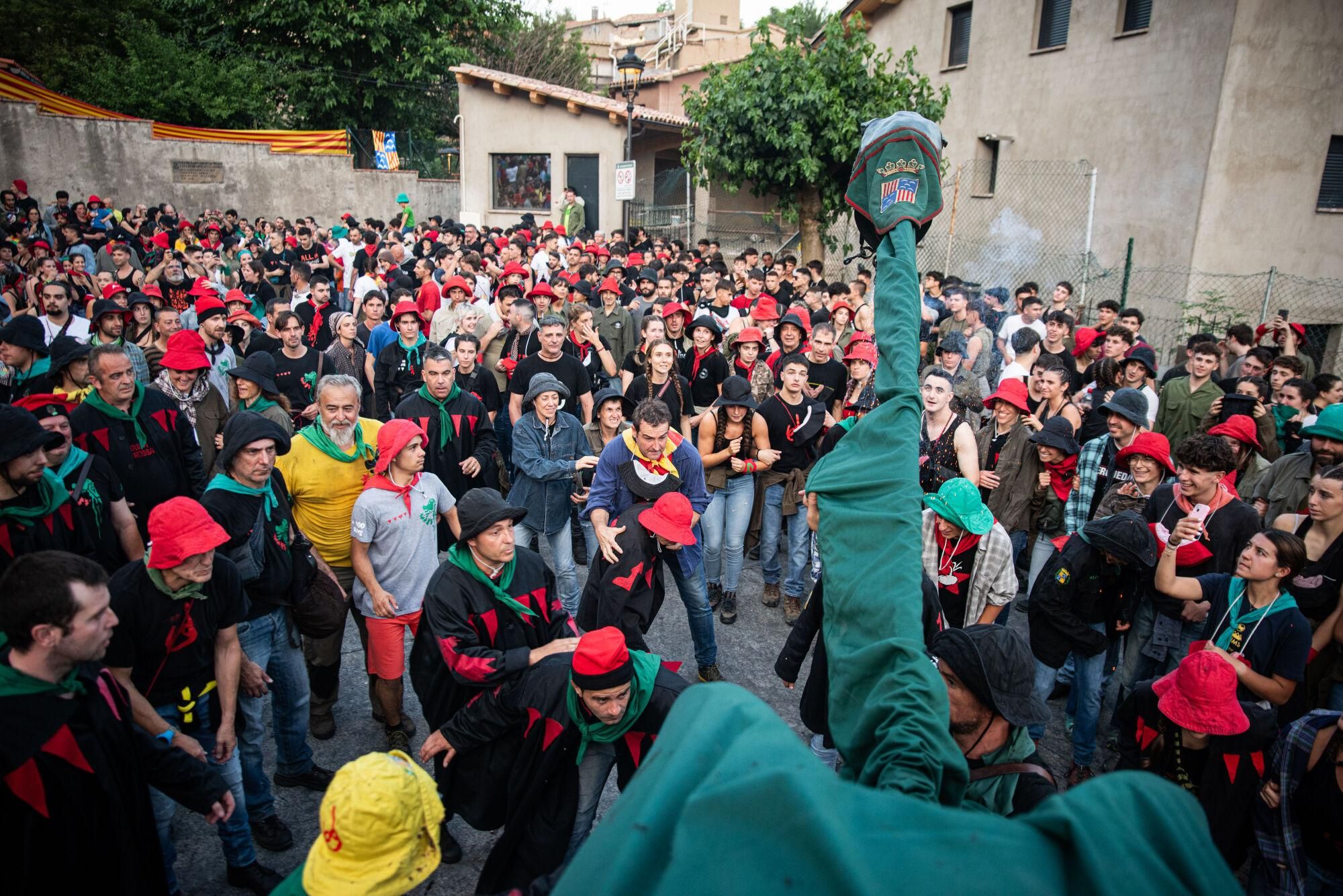 Les millors fotos dels primers salts del passacarrers de la Patum 2025