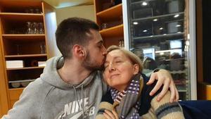 Pilar Rosanes, con su hijo Josep, fallecido tras ser arrollado cuando viajaba en moto en Dumbría en agosto de 2020.