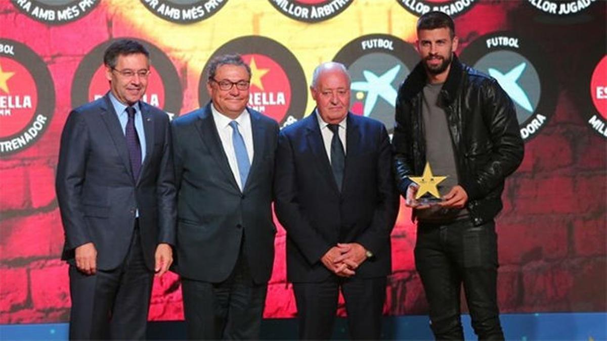 Piqué recogió el Premio al mejor jugador del fútbol catalán