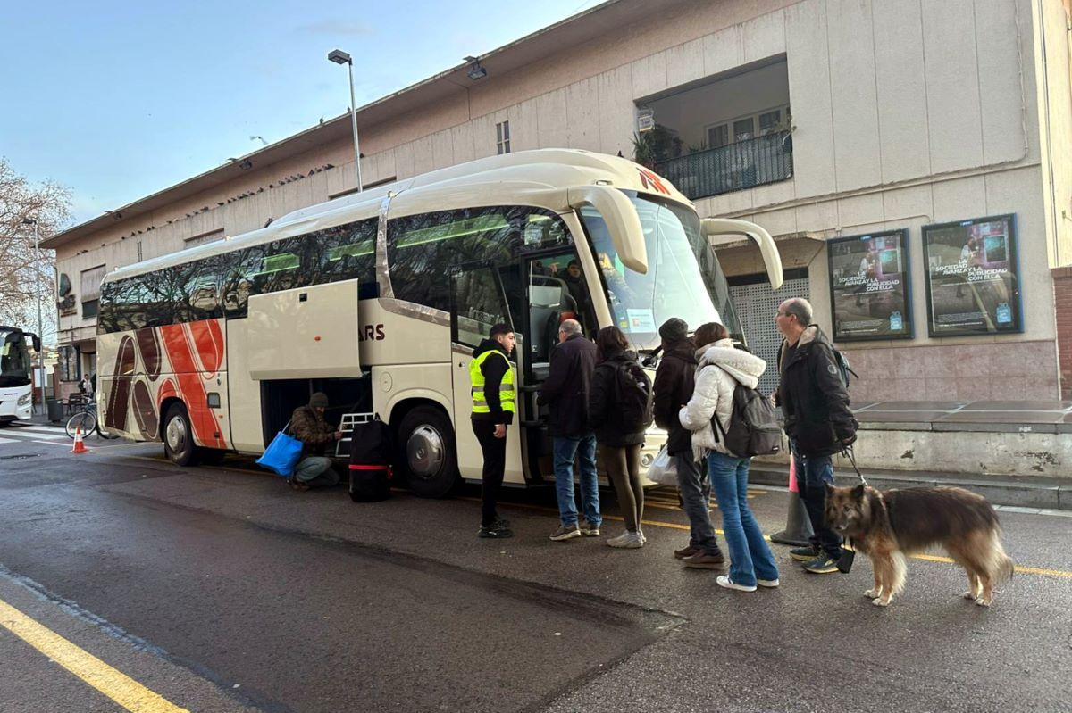 Passatgers pujant al servei alternatiu amb bus
