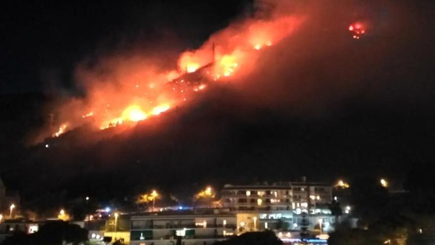 Els Bombers donen per extingit l&#039;incendi forestal de Castelldefels