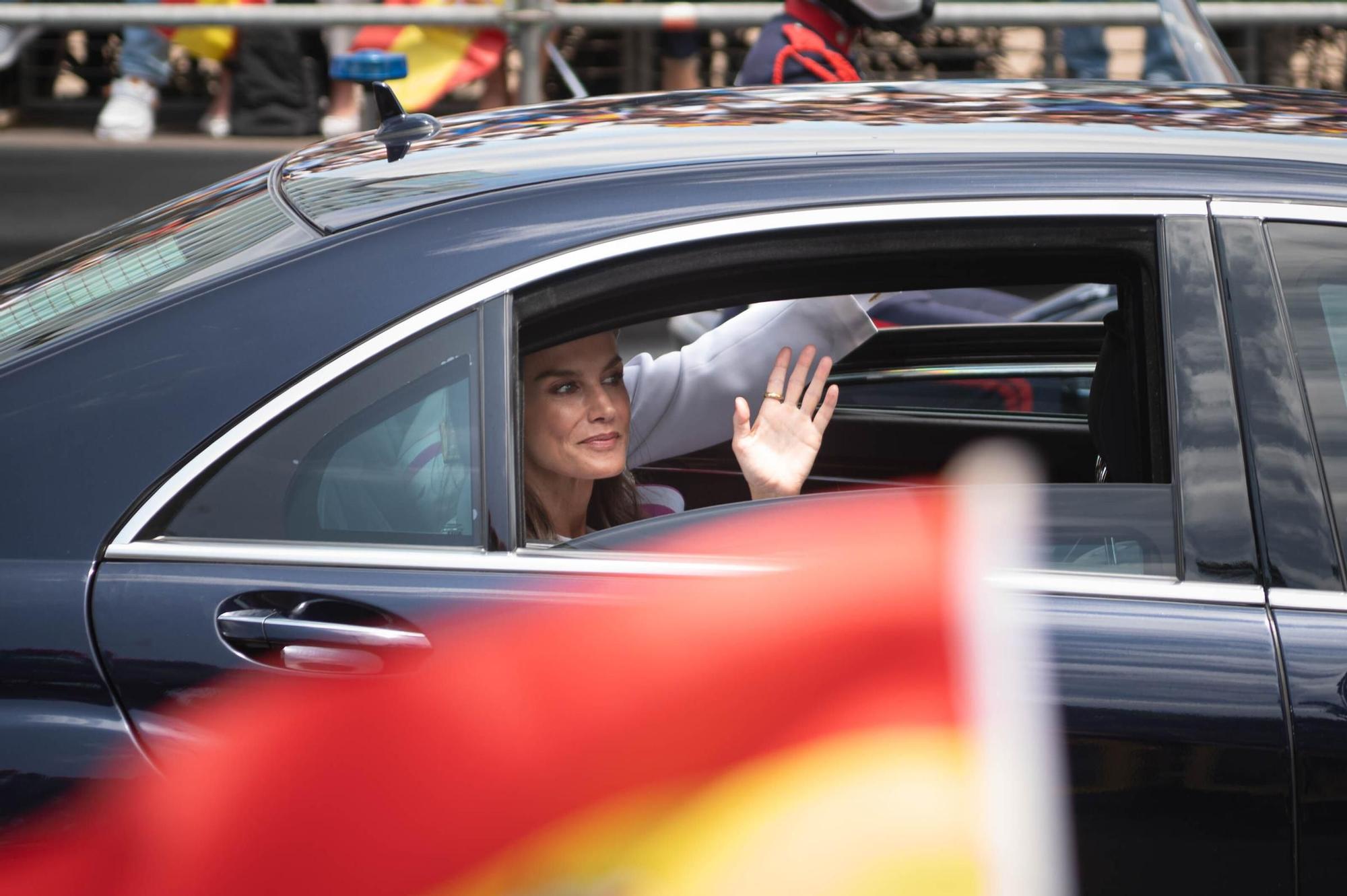 Las mejores imágenes del desfile militar de las Fuerzas Armadas en Tenerife con la presencia de Sus Majestades los Reyes