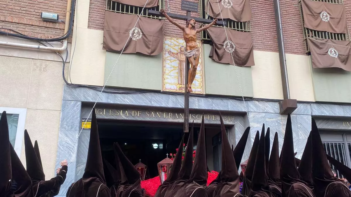 Un cuarto de siglo alzando y venerando al Cristo de la Fe