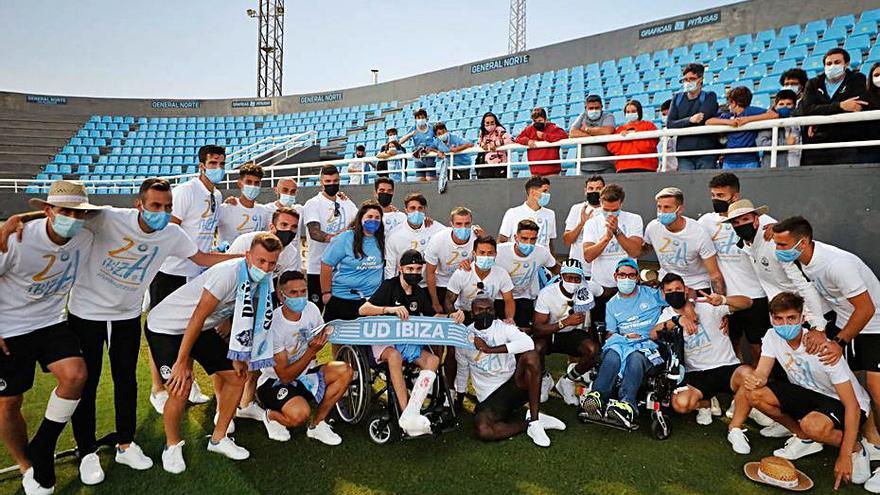 Los jugadores del cuadro ibicenco posan junto a unos aficionados.