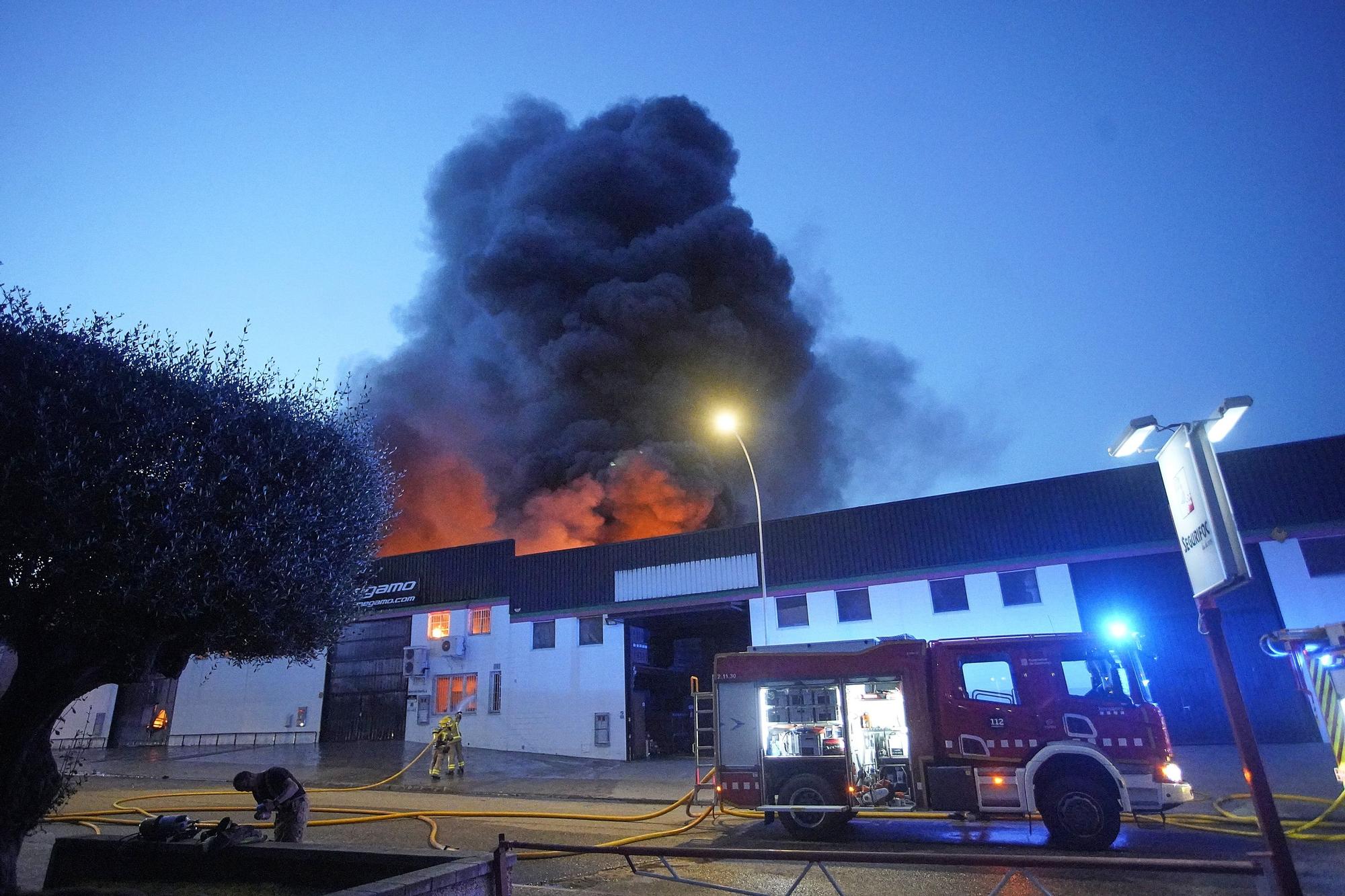 Un incendi destrossa una fàbrica de bicicletes i patinets a Vilablareix