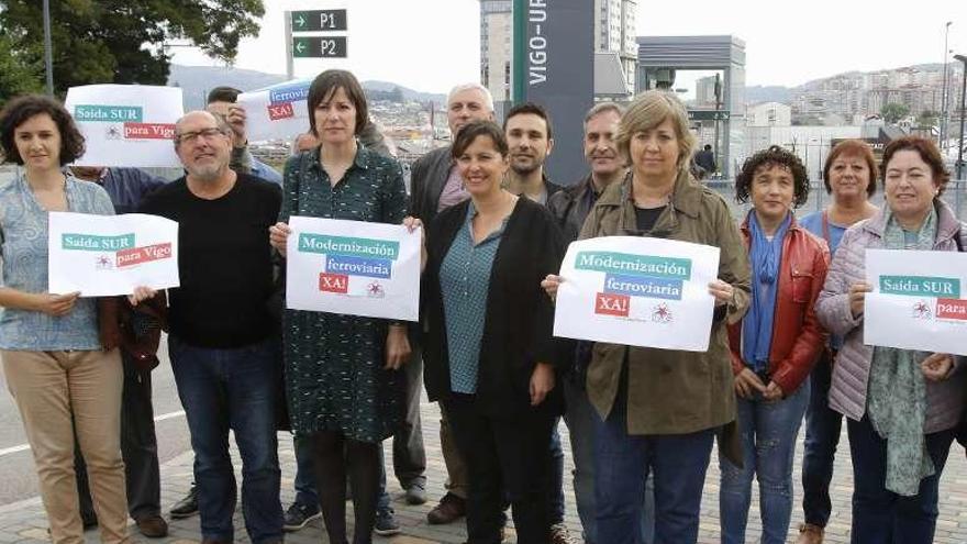 Pontón, tercera por la izquierda, y miembros del BNG, ayer. // A. Villar