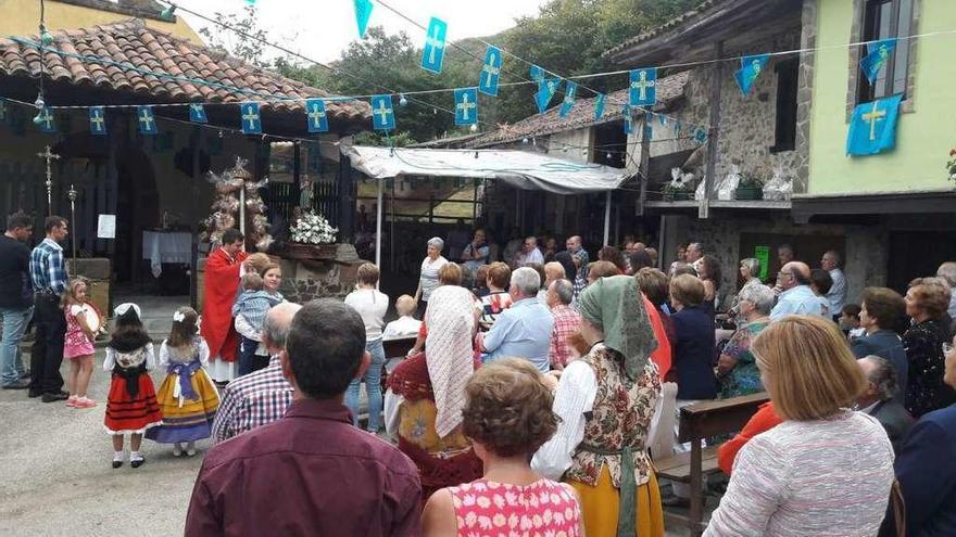 Feligreses en la misa de Bustillé, que ofició el vicario de la comarca.