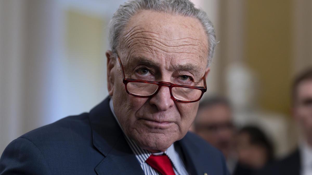 El líder de la mayoría en el Senado, el demócrata Chuck Schumer, durante una charla con periodistas este martes.