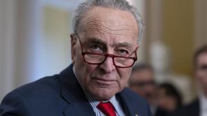 El líder de la mayoría en el Senado, el demócrata Chuck Schumer, durante una charla con periodistas este martes.