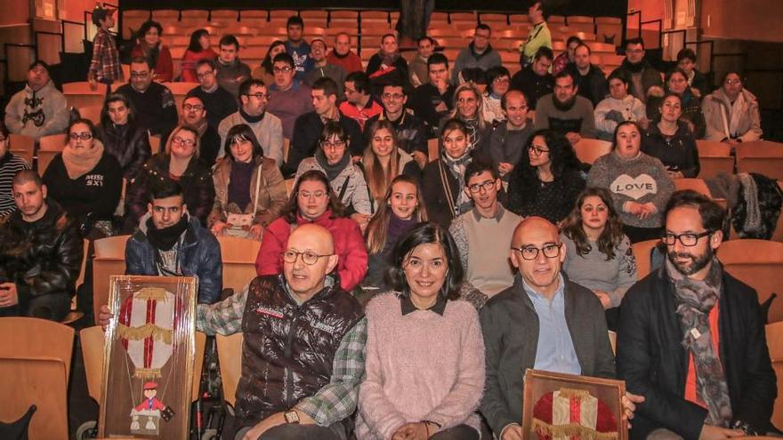 Presentación de la iniciativa con un grupo de AIN en el teatro.