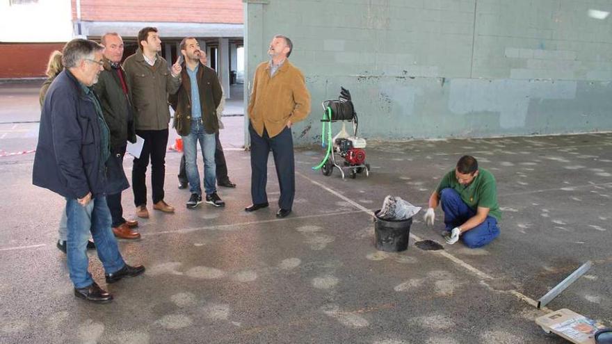 Por la izquierda, Antonio Tuñón, José Luis Suárez, Juan Freije, Ángel García y José Manuel Miranda, ayer, durante la visita a las obras de renovación de las pistas deportivas del colegio La Ería de Lugones.