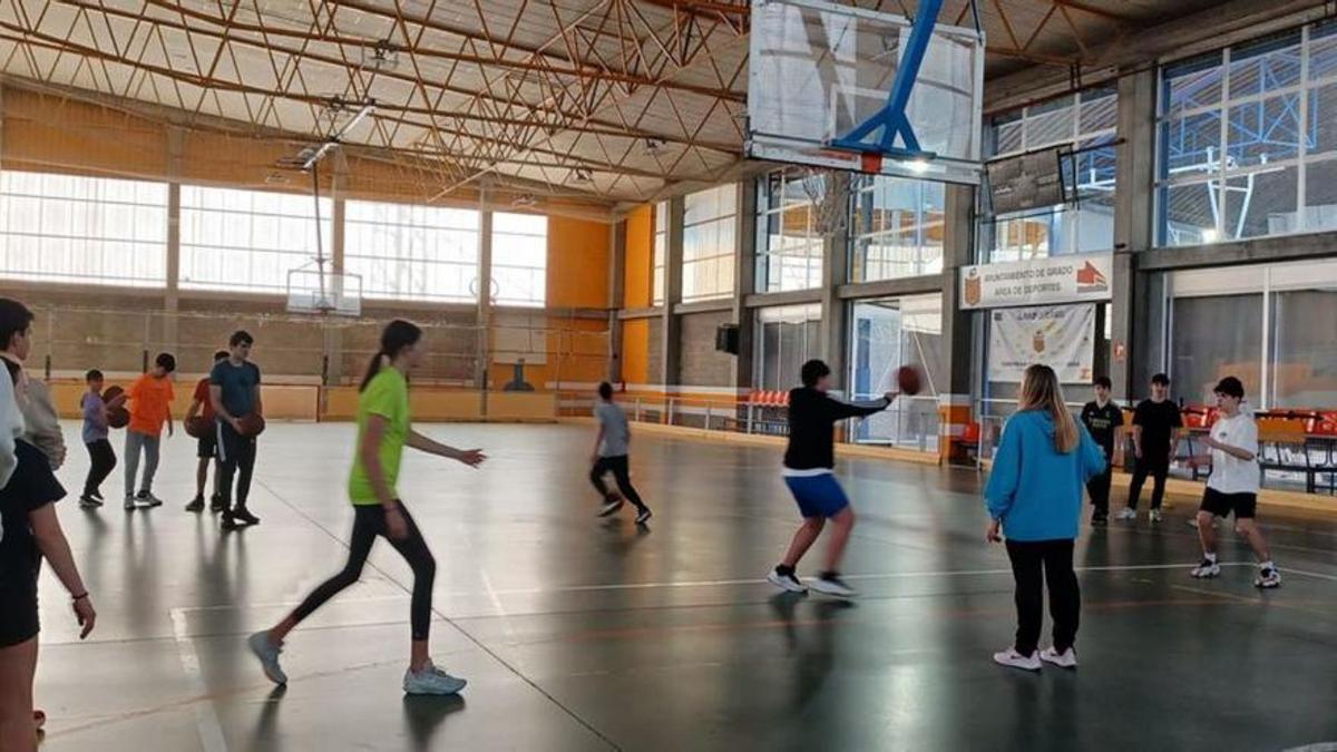 Actividad del campus de baloncesto de Semana Santa en Grado, organizado por la federación y el club San Pedro.