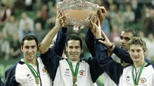 La Federació Catalana homenatja l’equip campió de la Davis 2000