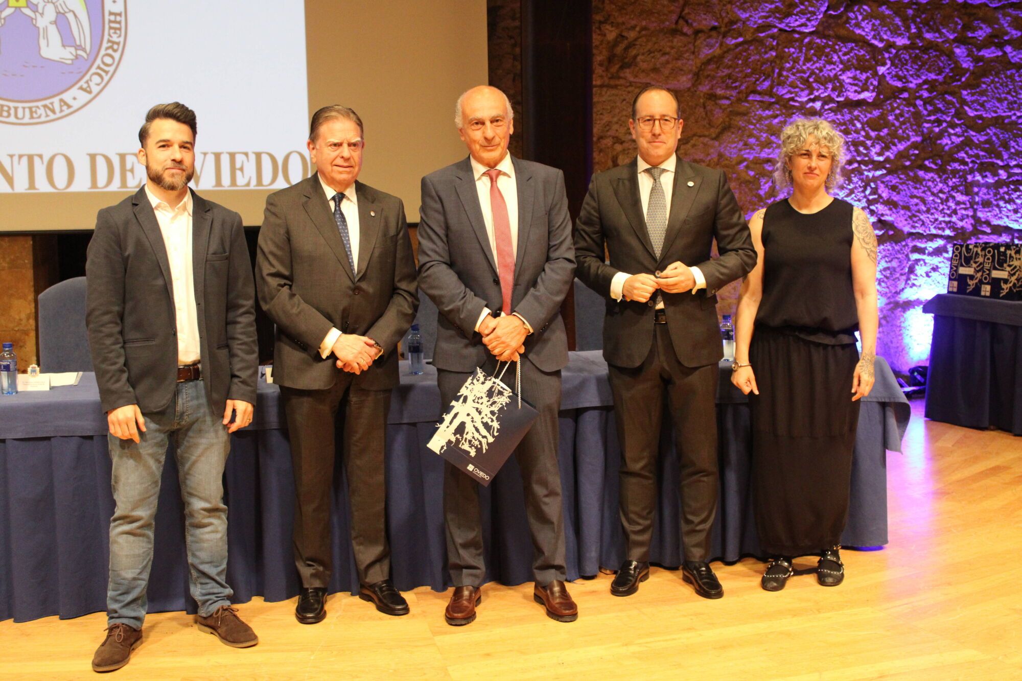 Acto institucional Santa Rita Hora: 11:00 Lugar: Oviedo, Sala de Cámara del Auditorio Príncipe Felipe Descripción: Homenaje a los trabajadores municipales jubilados y a quienes cumplen 25 y 40 años de servicio en el Ayuntamiento.
