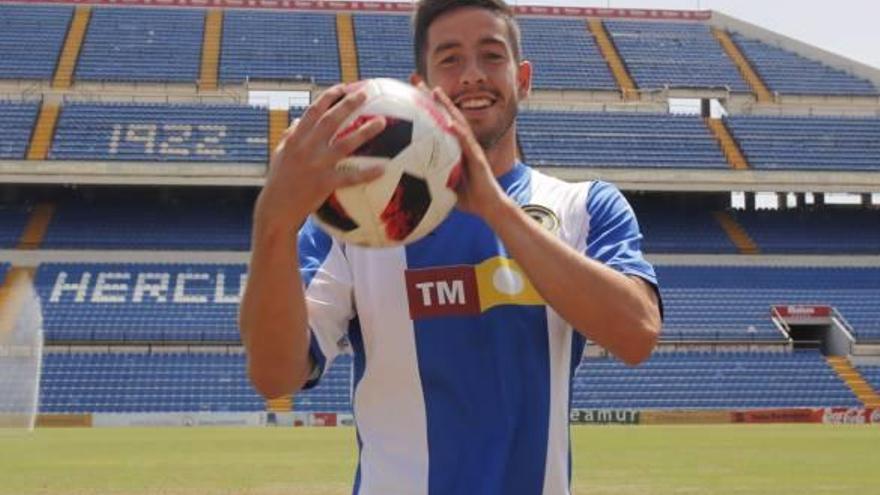 El zaguero pucelano Felipe Alfonso, durante su presentación con el Hércules.