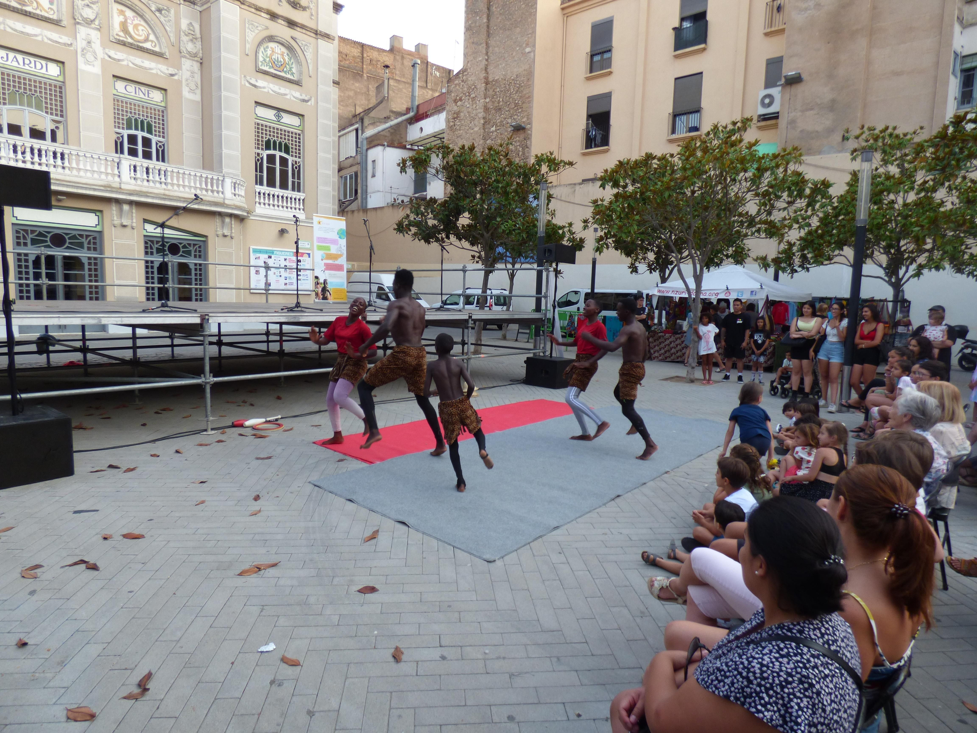 Actuació musical i circense de Nzuri Daima a Figueres