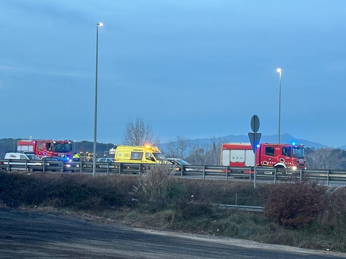 L'accident de trànsit i els efectius d'emergències a l'A-2 a Caldes de Malavella.