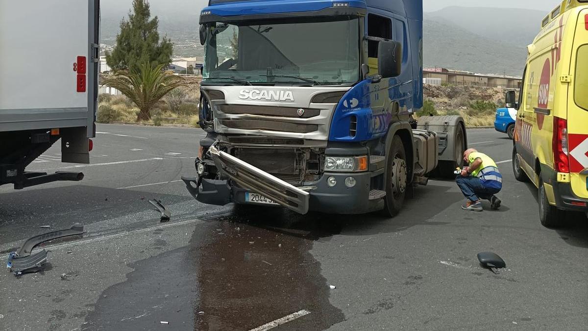 Accidente entre dos camiones en Tenerife