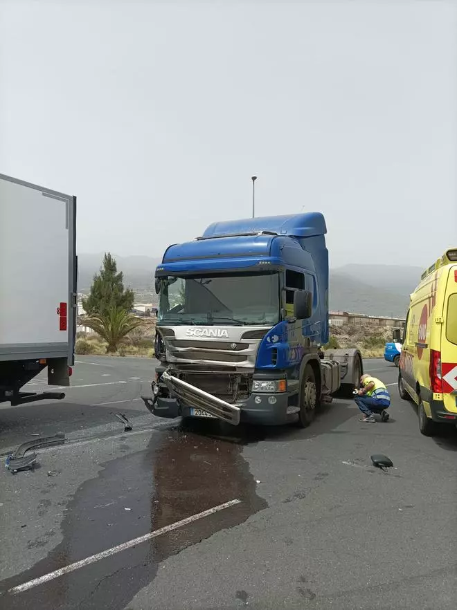 Accidente entre dos camiones en Tenerife